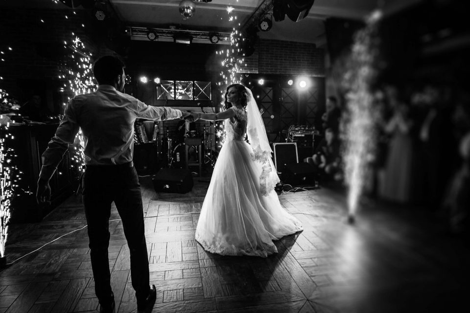 Be a trendy couple and dance to modern songs.