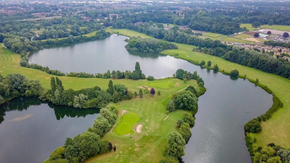 Take a stroll in this beautiful park in Peterborough for dreamy photos.