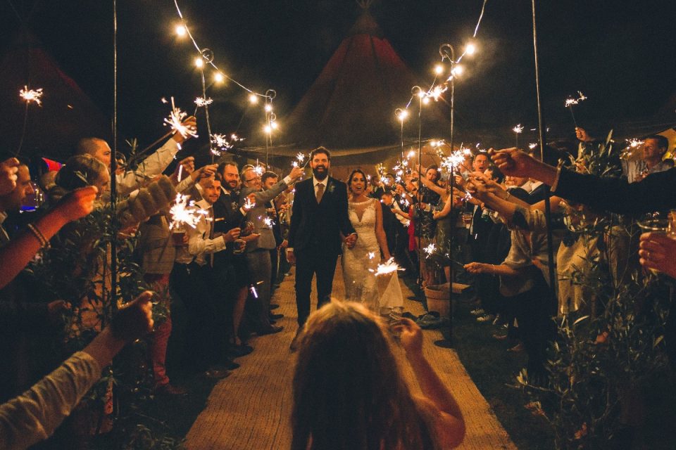 This is such a clever photo surrounding the couple with bursts of light.