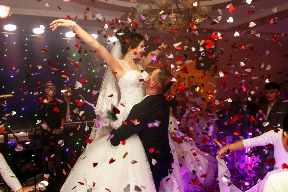A confetti first dance shot like this is so beautiful, you simply have to have it now!
