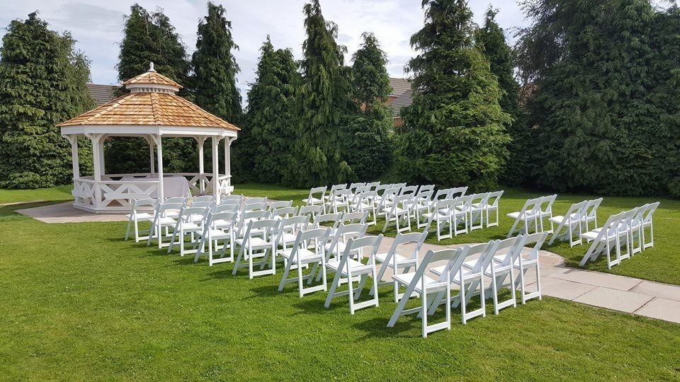 Everglades Park Hotel has a beautiful setting outside for weddings.