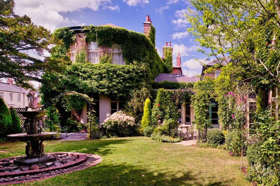 You can marry in this gorgeous Georgian hotel!