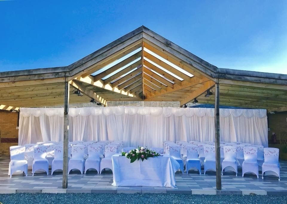The beautiful outdoor setting of this Hilton wedding venue!